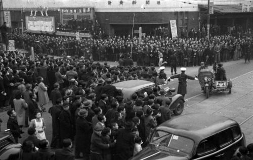 第27回大会　復路10区　大観衆の中、連覇のゴールへ向かう中大・浅倉茂（1951年1月6日）