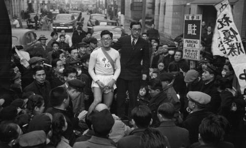 第27回大会　復路10区読売新聞社横ゴール　12時間20分13秒の新記録で連覇を飾った中大アンカーの浅倉茂　※中大は3区を除き9区間で区間1位、2年連続4度目の優勝（1951年1月6日）