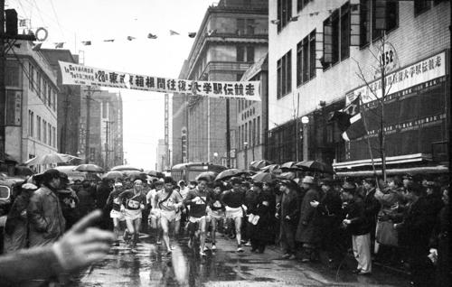 第28回大会　往路1区　午前8時みぞれ降る中、読売新聞社横を14校が一斉スタート（1952年1月6日）