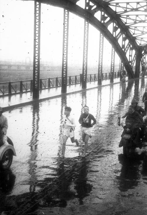 第28回大会　往路1区　六郷橋を渡りトップ争いをする中大・林田洋之介（左＝区間3位）（1952年1月6日）