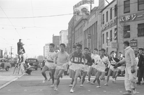 第29回大会　往路1区　午前8時、読売新聞社横を14校が一斉スタート（1953年1月4日）