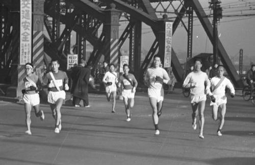 第29回大会　往路1区　八ツ山橋を行く先頭グループ（1953年1月4日）　