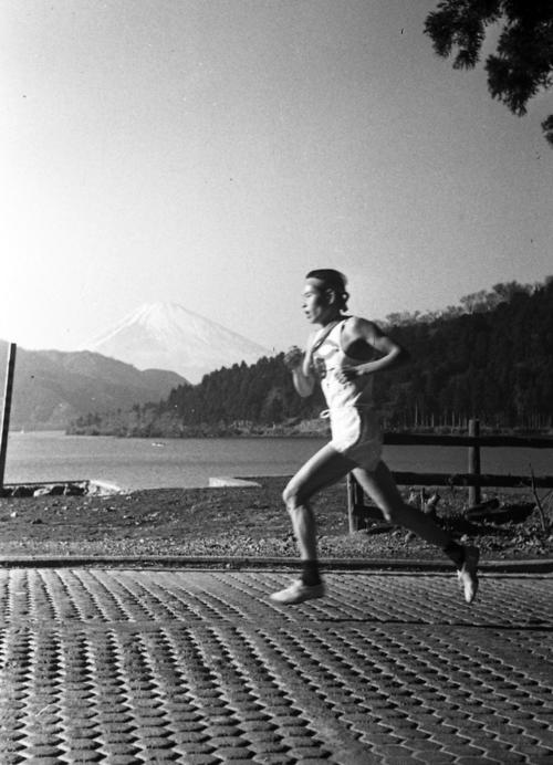 第29回大会　往路5区　右手に芦ノ湖、富士山を見てトップを走る中大・西田勝雄（左）、中大は2位早大に5分21秒差をつけ往路優勝（1953年1月4日）