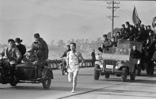 第29回大会　復路7区　トップを堅持する中大・室矢芳隆（1953年1月5日）