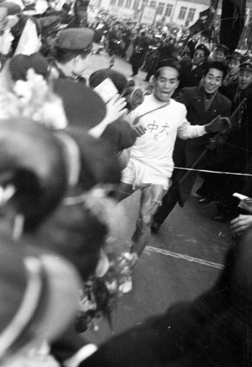 第29回大会　復路10区読売新聞社横ゴール　12時間3分41秒の新記録で早大から王座奪還、2年ぶり5度目の優勝を飾った中大のアンカー南木信吾（1953年1月5日）　