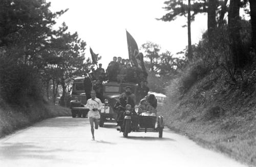 第29回大会　復路8区　松並木を行くトップ中大・高杉良輔（1953年1月5日）
