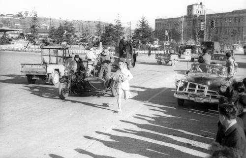 第30回大会　往路2区　横浜駅前を通過するトップの中大・菊池直志（1954年1月6日）　