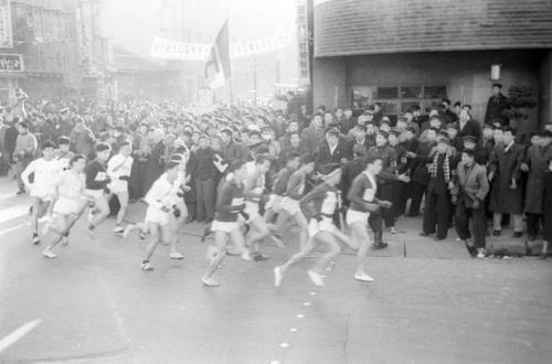 第30回大会　往路1区　午前8時、読売新聞社横から15校が一斉スタート（1954年1月6日）