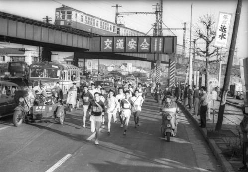 第30回大会　往路1区　大森付近を行くトップ集団、先頭は日体大・服部利夫（1954年1月6日）