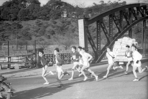 第30回大会　往路1区　八ツ山橋を渡る集団（1954年1月6日）