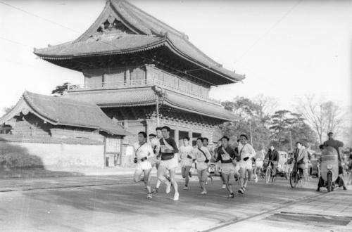 第30回大会　往路1区　増上寺前を通過する先頭集団（1954年1月6日）