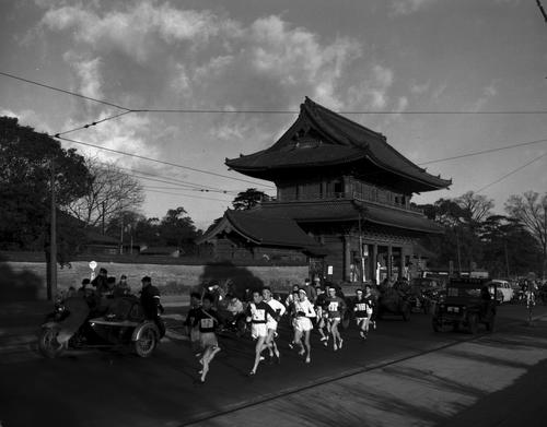 第31回大会　往路1区増上寺前を行く集団（1955年1月2日）