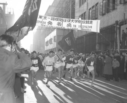 第32回大会　往路1区　午前8時、15校が読売新聞社横を一斉スタート（1956年1月2日）