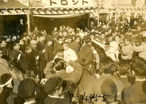 第32回大会　往路5区小田原オリオン座前中継所　日大・斎藤健也の猛追を辛くもかわしトップで5区谷敷正雄（左）にタスキを渡した中大・開前芳徳（右）（1956年1月2日）　