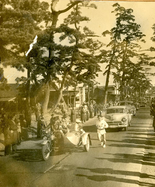 第32回大会　往路3区　茅ケ崎青果市場前を行くトップの中大・吉田斉（1956年1月2日）