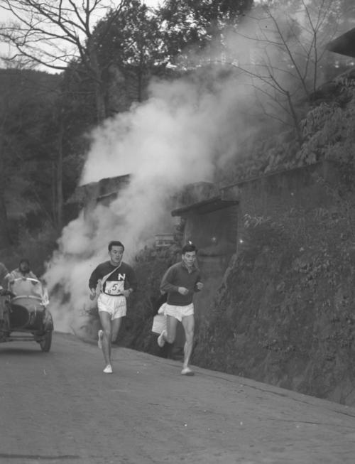 第33回大会　往路5区　先輩田中茂樹（右）の伴走で、小涌谷付近をトップで力走する日大・馬場英則（左）。※田中茂樹は51年日本初参加のボストンマラソンで優勝（2時間27分45秒）した（1957年1月2日）