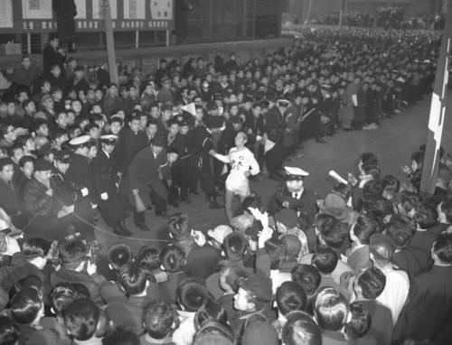 第33回大会　復路10区読売新聞社横ゴール　中大アンカーの佐藤光信は1時間10分31秒の区間新でトップ日大との差を1分10秒詰めたが2位でゴール、中大の3連覇はならなかった（1957年1月3日）