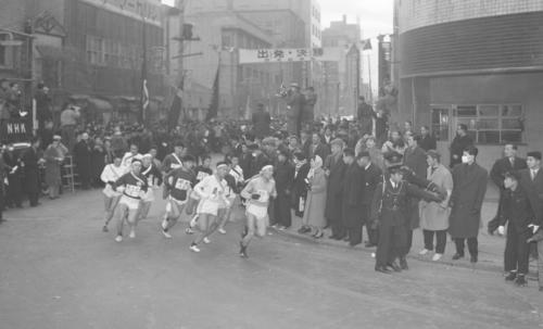 第33回大会　往路1区　午前8時、15校が読売新聞社横を一斉スタート（1957年1月2日）