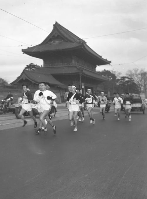 第33回大会　往路1区　増上寺前を一団となって通過（1957年1月2日）
