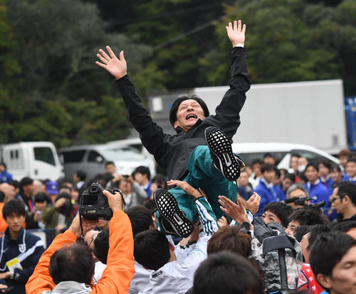 全日本大学駅伝を制し胴上げされる青学大・原晋監督(撮影・奥田泰也)