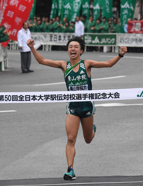ガッツポーズでゴールする青学大・梶谷瑠哉（撮影・奥田泰也）