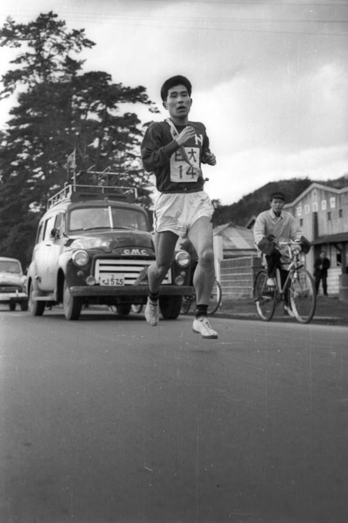 第34回大会　復路7区　7区を力走する日大・松川行毎（4年）（1958年1月3日）