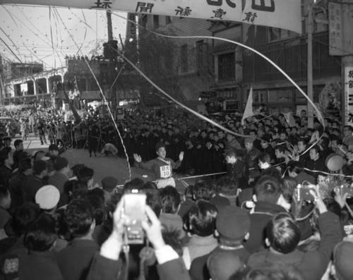 第34回大会　復路10区読売新聞社横ゴール　5年ぶり大会新の12時間2分17秒で2年連続通算8度目の優勝テープを切る日大アンカーの瀬戸功夫（主将、4年）（1958年1月3日）
