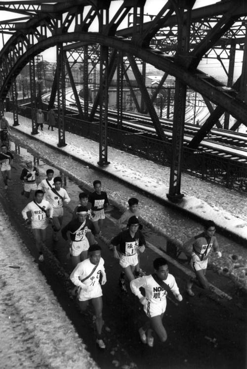 第35回大会　往路1区　八ツ山橋を行く先頭集団（1959年1月2日）