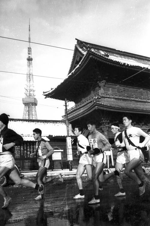 第35回大会　往路1区　増上寺前を通過する一団。左奥には12月に完工したばかりの東京タワー（1959年1月2日）