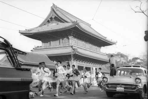 第36回大会　往路1区　増上寺前を行く集団（1960年1月2日）
