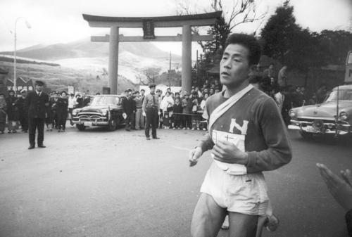 第36回大会　往路5区　区間2位の記録でトップを守り往路ゴールへ向かう日大・中村次義（4年）（1960年1月2日）