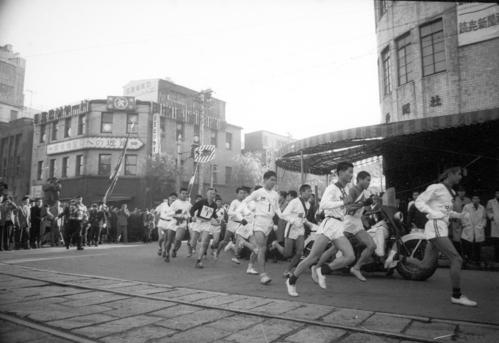 第36回大会　往路1区　午前8時、15校が読売新聞社横を一斉スタート（1960年1月2日）