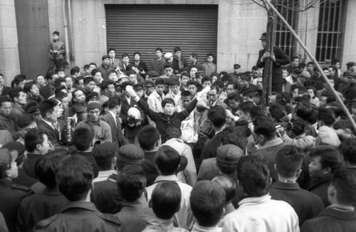 第36回大会　復路10区読売新聞社横ゴール　大会史上初の12時間の壁を破る11時間59分33秒の大記録を樹立し、2年連続9度目の優勝をした中大のアンカー奥宮和文（2年）は、応援団の祝福を受ける（1960年1月3日）