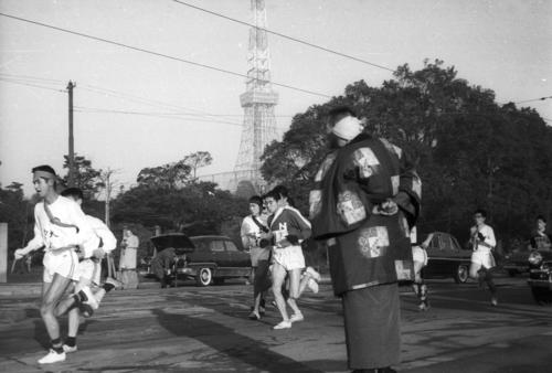 第36回大会　往路1区　東京タワーを背に日比谷通りを行く一団（1960年1月2日）