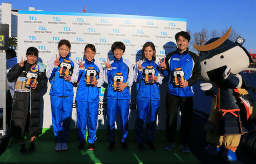 笑顔を見せる左から森、金丸、渡辺、内藤、森田香、安養寺監督（撮影・上田悠太）