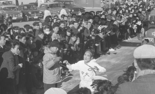 第37回大会　往路5区郵便局前ゴール　3連覇を目指す中大は5区南館正行（3年）が七曲がりの中間地点でトップを奪い返し、2位日大に1分24秒差で往路優勝（1961年1月2日）