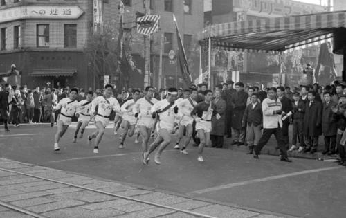 第37回大会　往路1区　午前8時、15校が読売新聞社横を一斉スタート（1961年1月2日）
