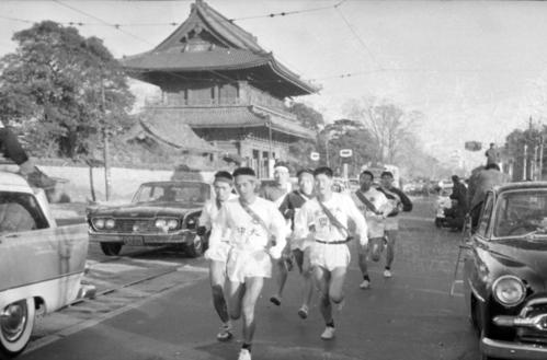 第37回大会　往路1区　増上寺前を通過する集団、トップを引っ張るのは3連覇を目指す中大・田中光城（4年）（1961年1月2日）