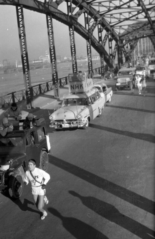 第37回大会　往路1区　トップで六郷橋を渡る明大・安部喜代志（2年）（1961年1月2日）