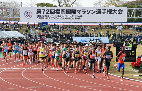 福岡国際マラソン 平和台陸上競技場を一斉にスタートする設楽悠太(21)ら選手たち(撮影・今浪浩三)