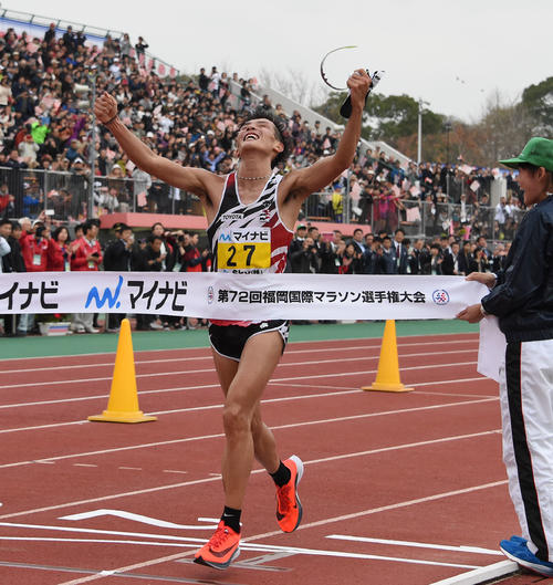 2時間7分27秒でゴールし万歳する服部勇馬(撮影・今浪浩三)