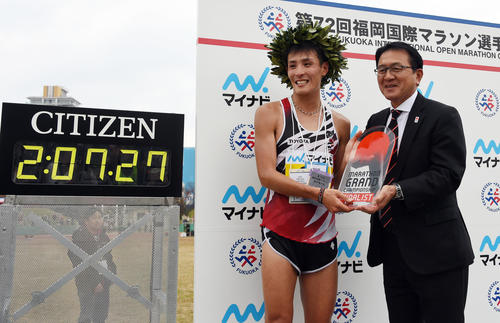 2時間7分27秒で優勝を飾った服部勇馬(左)と祝福する瀬古利彦氏(撮影・今浪浩三)
