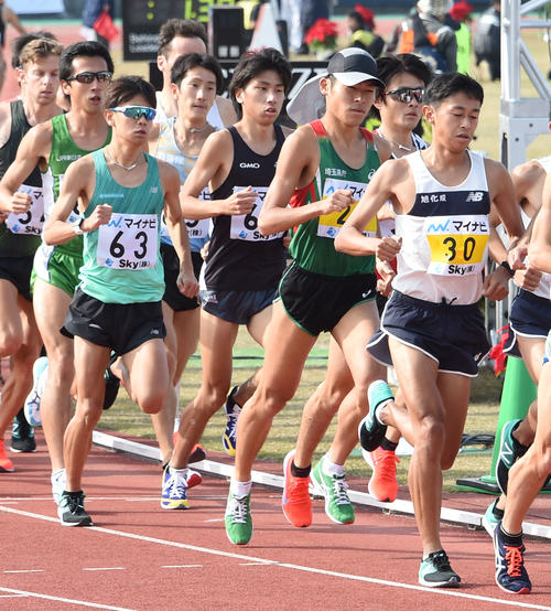 平和台陸上競技場を一斉にスタートする川内優輝(23)、神野大地(63)ら選手たち(撮影・今浪浩三)