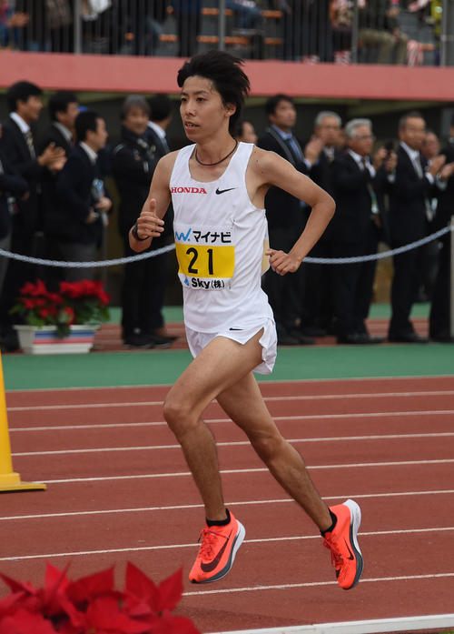 2時間10分25秒でゴールし、4位に終わった設楽悠太(撮影・今浪浩三)