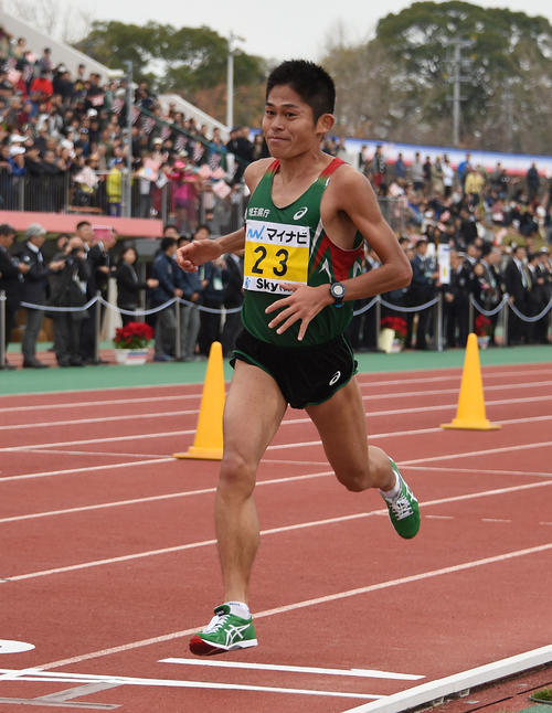 2時間12分03秒でゴールし、10位に終わった川内優輝(撮影・今浪浩三)