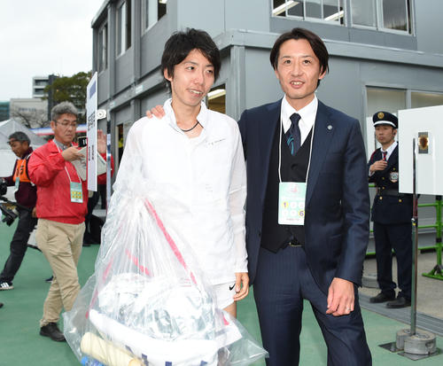 2時間10分25秒でゴールし、4位に終わった設楽悠太(左)(撮影・今浪浩三)