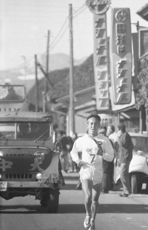 第38回大会　復路7区　首位を独走する中大7区千野武久（4年）（1962年1月3日）