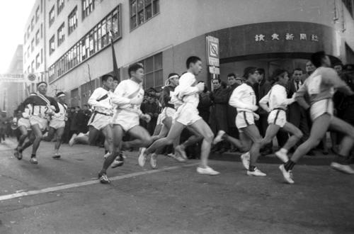 第39回大会　午前8時、15校が銀座の読売新聞社横を一斉スタート（1963年1月2日）