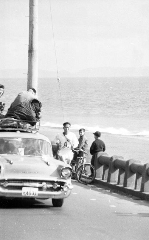 第39回大会　往路4区　相模湾を左手に力走する中大・下山政明（4年）（1963年1月2日）
