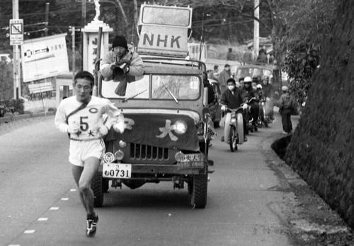 第39回大会　往路5区　2位日大に59秒差でタスキを受けた中大5区の中島輝雄（3年）は、山登りにかかる（1963年1月2日）
